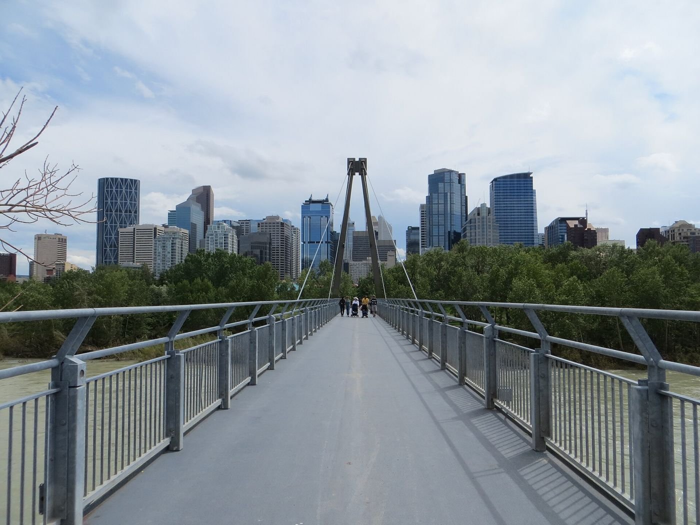 Passerelle sur la rivière Bow et les tours du centre-ville de Calgary
