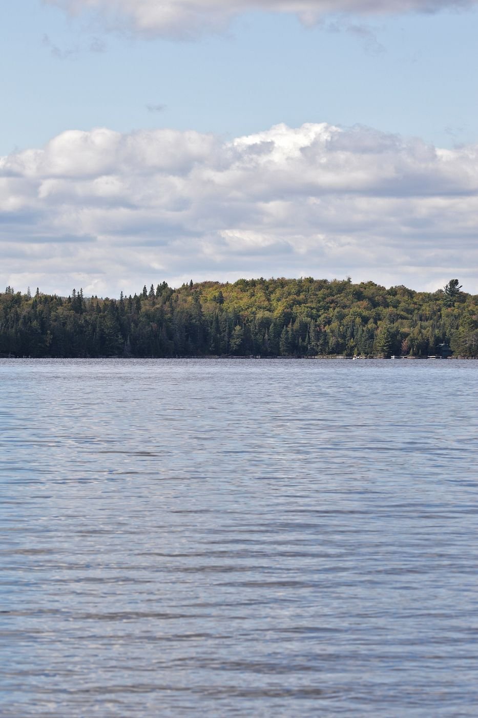 Un lac du parc Algonquin sous un ciel nuageux