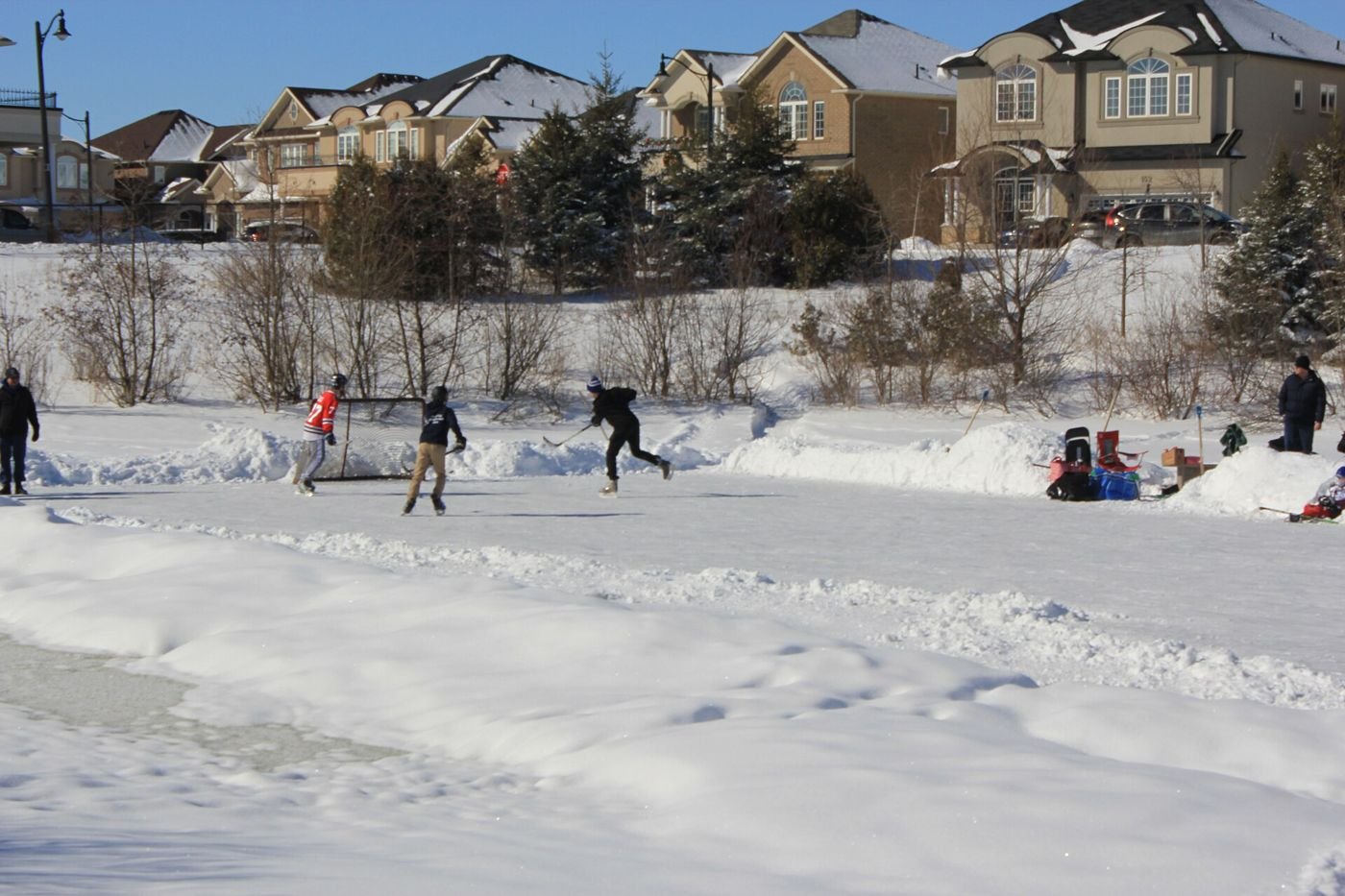 Patineurs sur un étang gelé de quartier