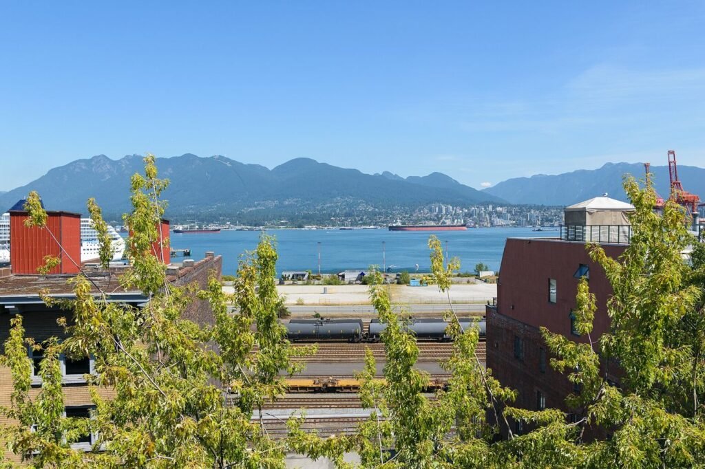 Le port de Vancouver et les montagnes de la côte Nord