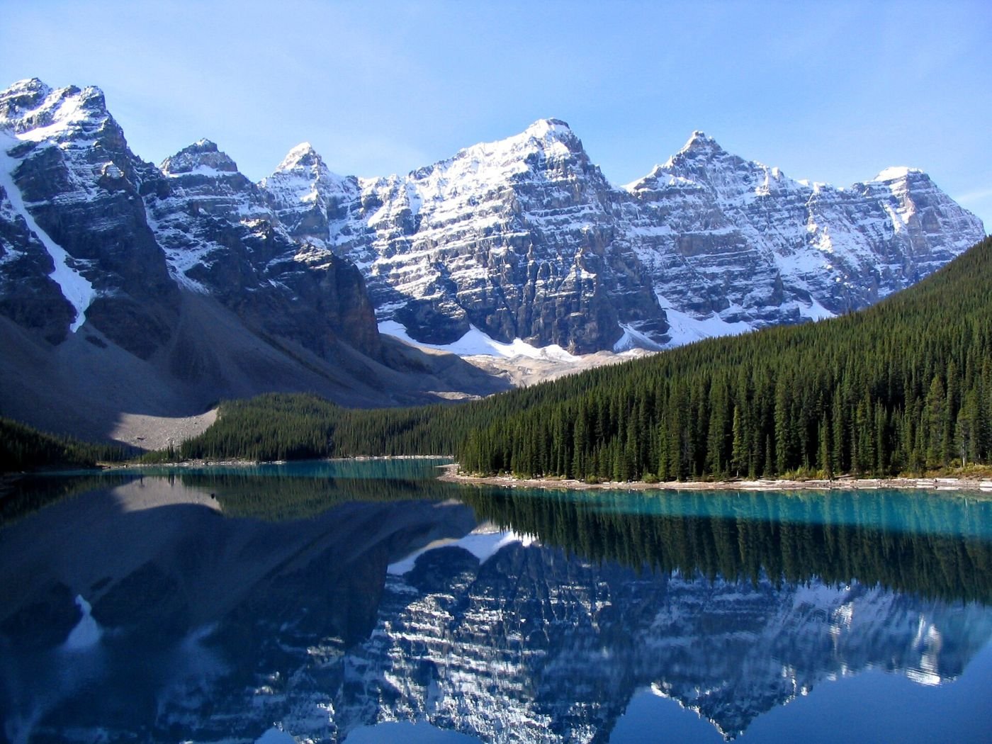 Le lac Moraine et les sommets enneigés des Rocheuses