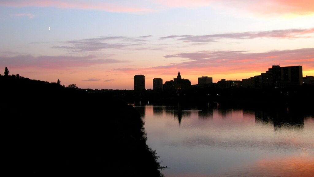 Saskatoon et la rivière Saskatchewan Sud au coucher du soleil
