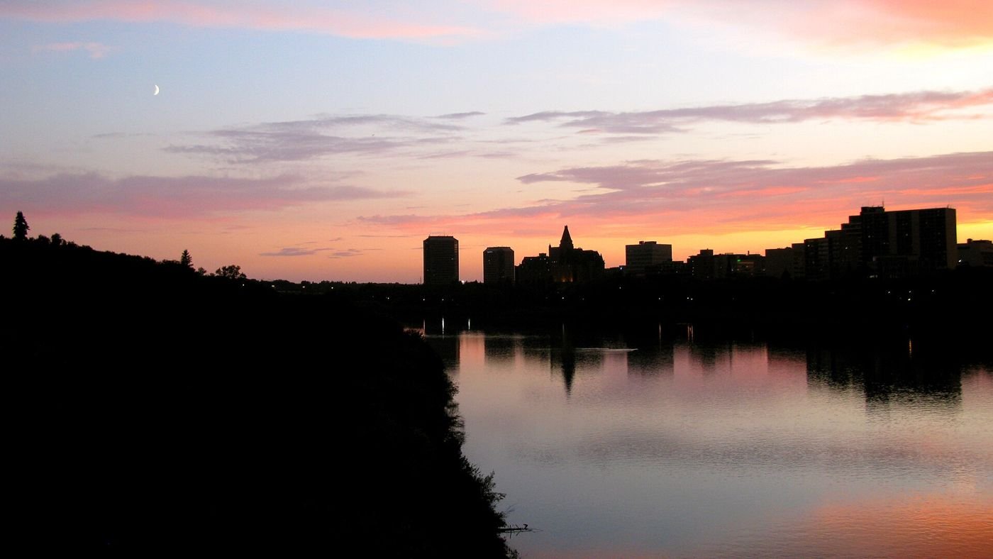 Saskatoon et la rivière Saskatchewan Sud au coucher du soleil