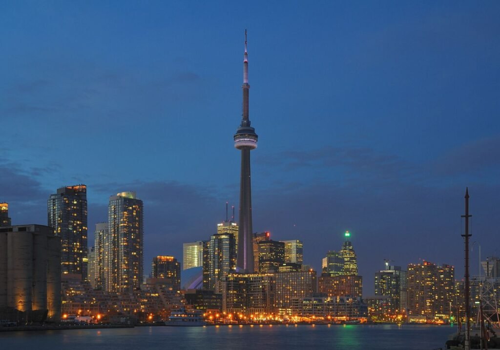 Toronto et la tour CN, de nuit, vus du lac Ontario