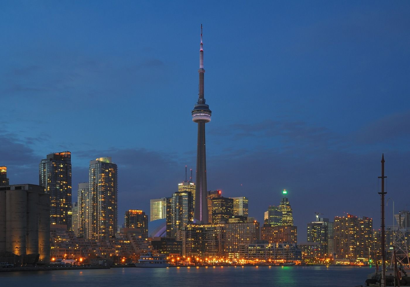 Toronto et la tour CN, de nuit, vus du lac Ontario