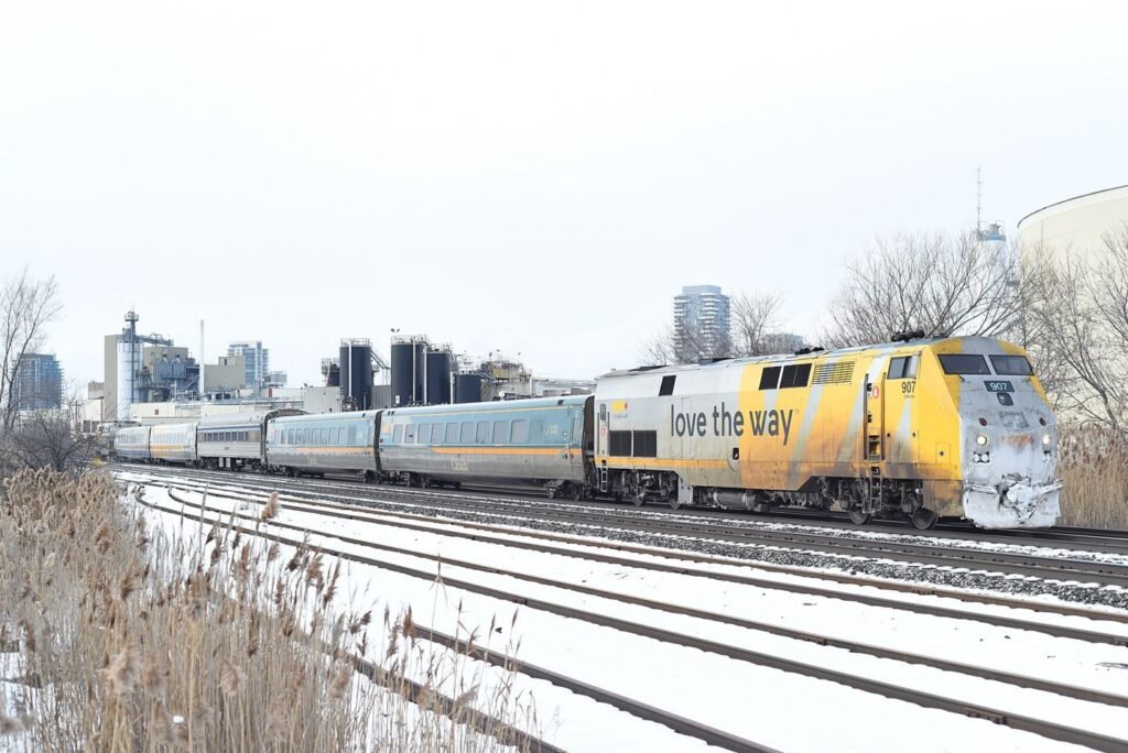 Train de VIA Rail sur une voie enneigée