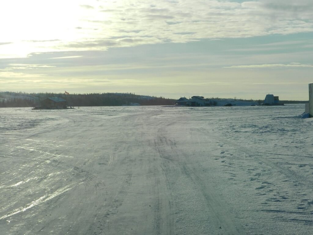 Le Grand lac des Esclaves gelé, à Yellowknife